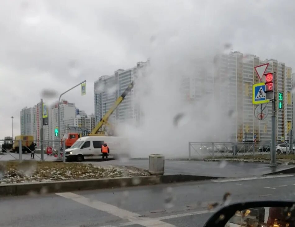 Авария на теплотрассе новосибирск. Прорыв теплотрассы. Аварии жкх. Какие районы остались без тепла. Горячая и холодная вода.