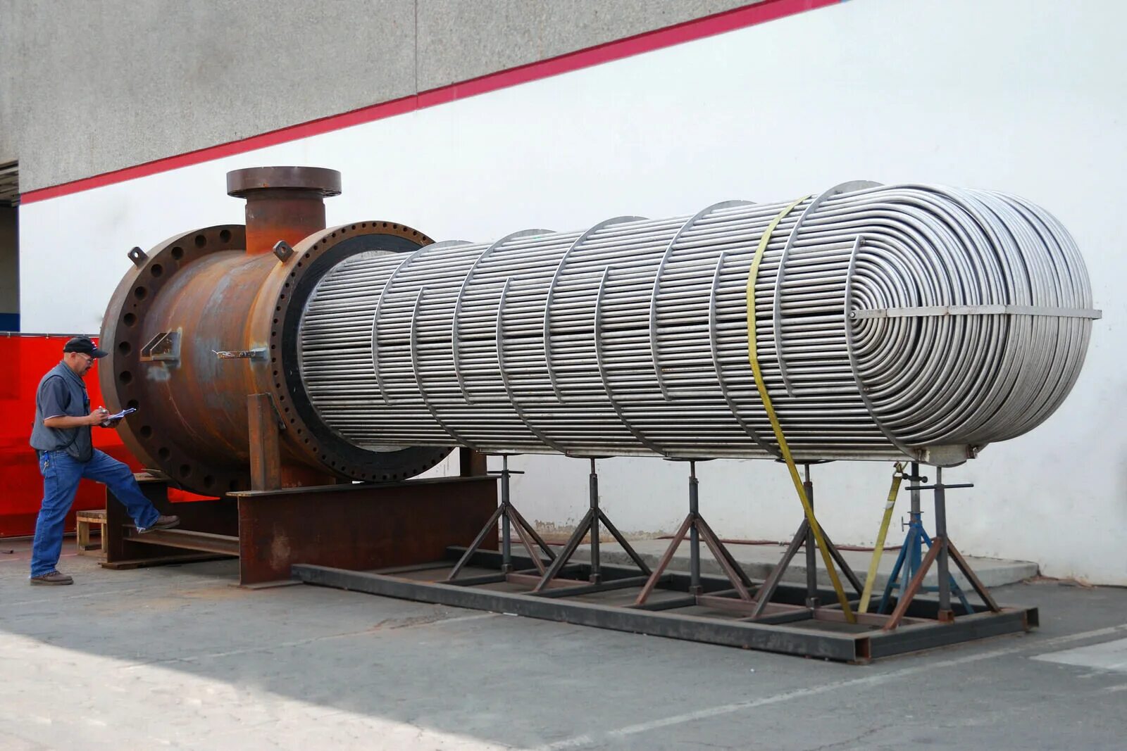 Труба производство оборудование. Теплообменник Heat Exchanger. Рекуперативный теплообменник ГАЗ-ГАЗ. Теплообменники кожухотрубчатые u образные. Кожухотрубный теплообменник трубный пучок.