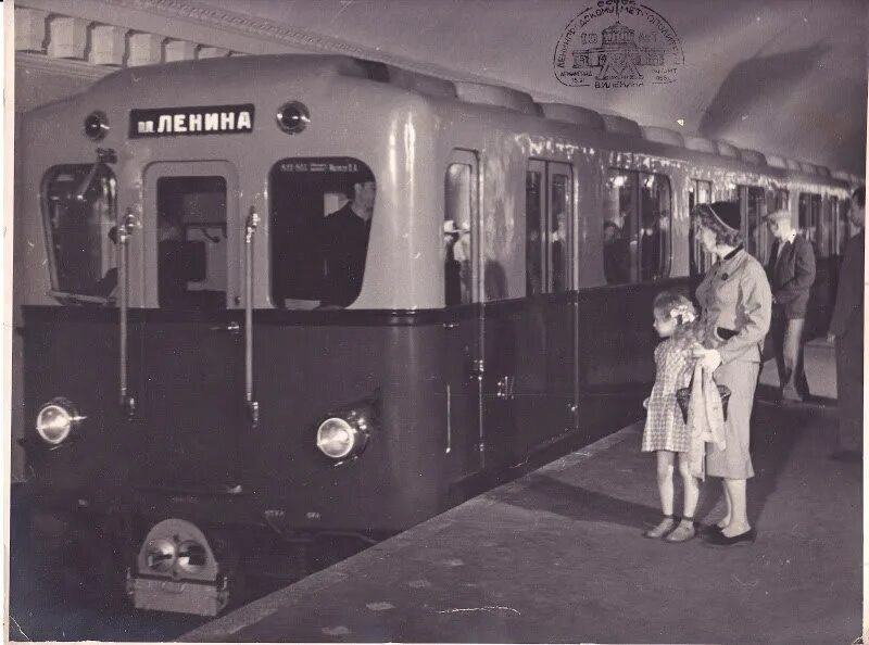 Ленинградского метрополитена 1950. Метро 50 годов. Метро 50 годов. Станция советская московского метро. Метро питера 1958.