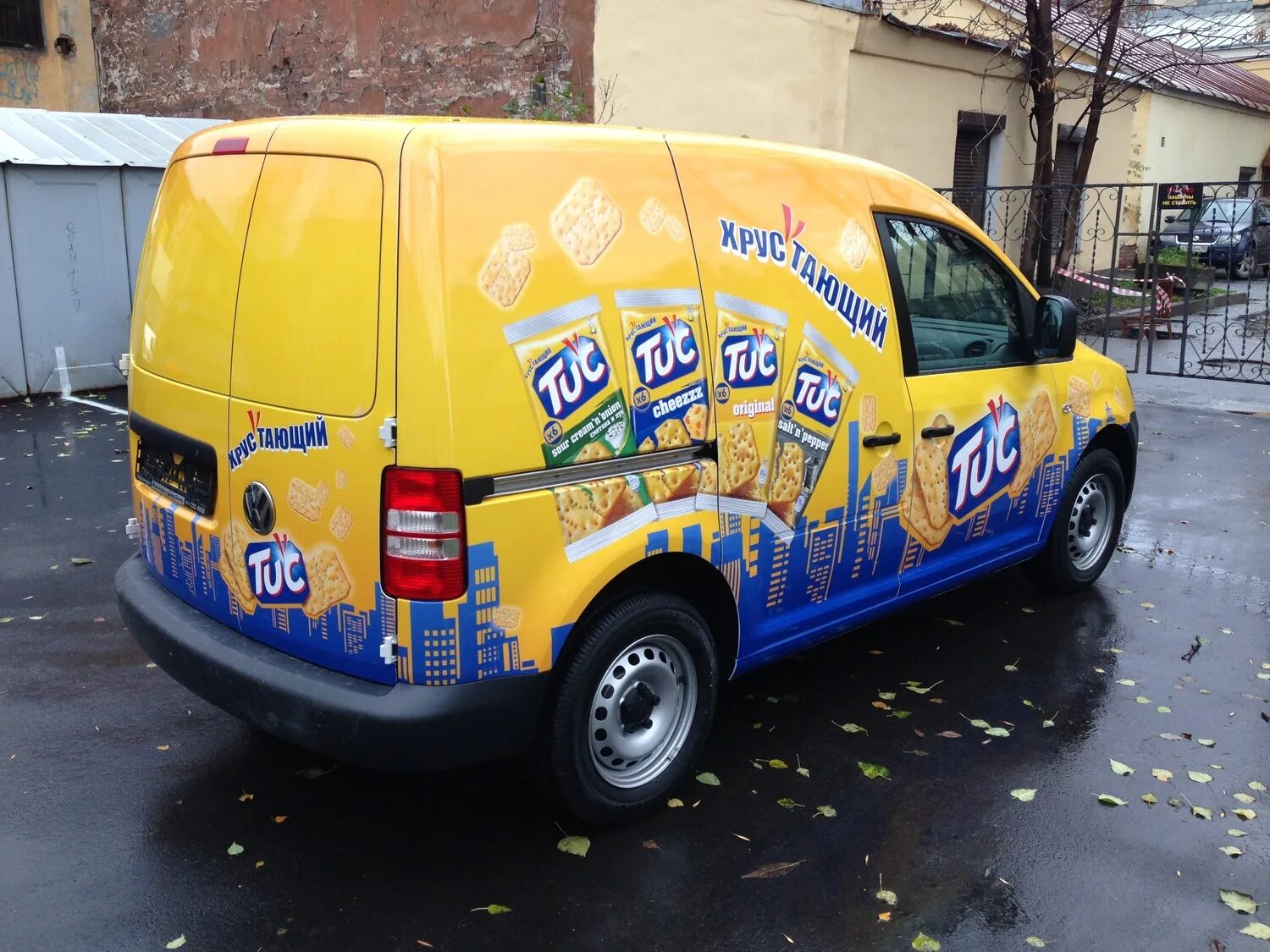 Сделать брендирование. Рекламный баннер оклейка автомобилей. Машина брендированная мокап. Клининговая машина обклейка. Брендирование автомобиля.