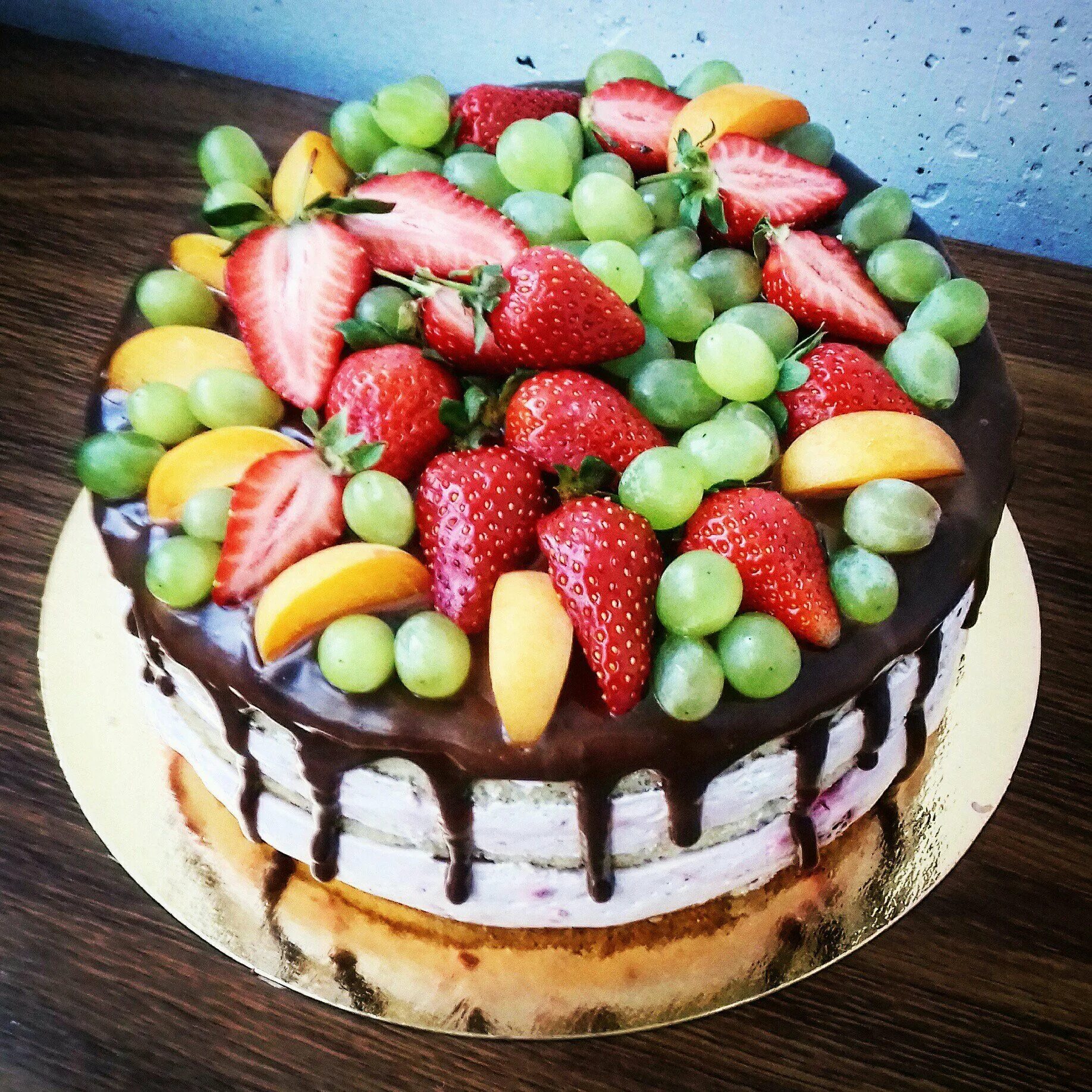 Красиво украшенные торты фото. Торт украшенный фруктами. Укашения тртиков фруктаии. Украшение торт а фрутками. Украшение торта фруктами и ягодами.