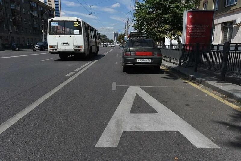 Выделенная автобусная полоса. Выделенная полоса. Автобусная полоса. Выделенная полоса для автобусов. Выделенка для автобусов.