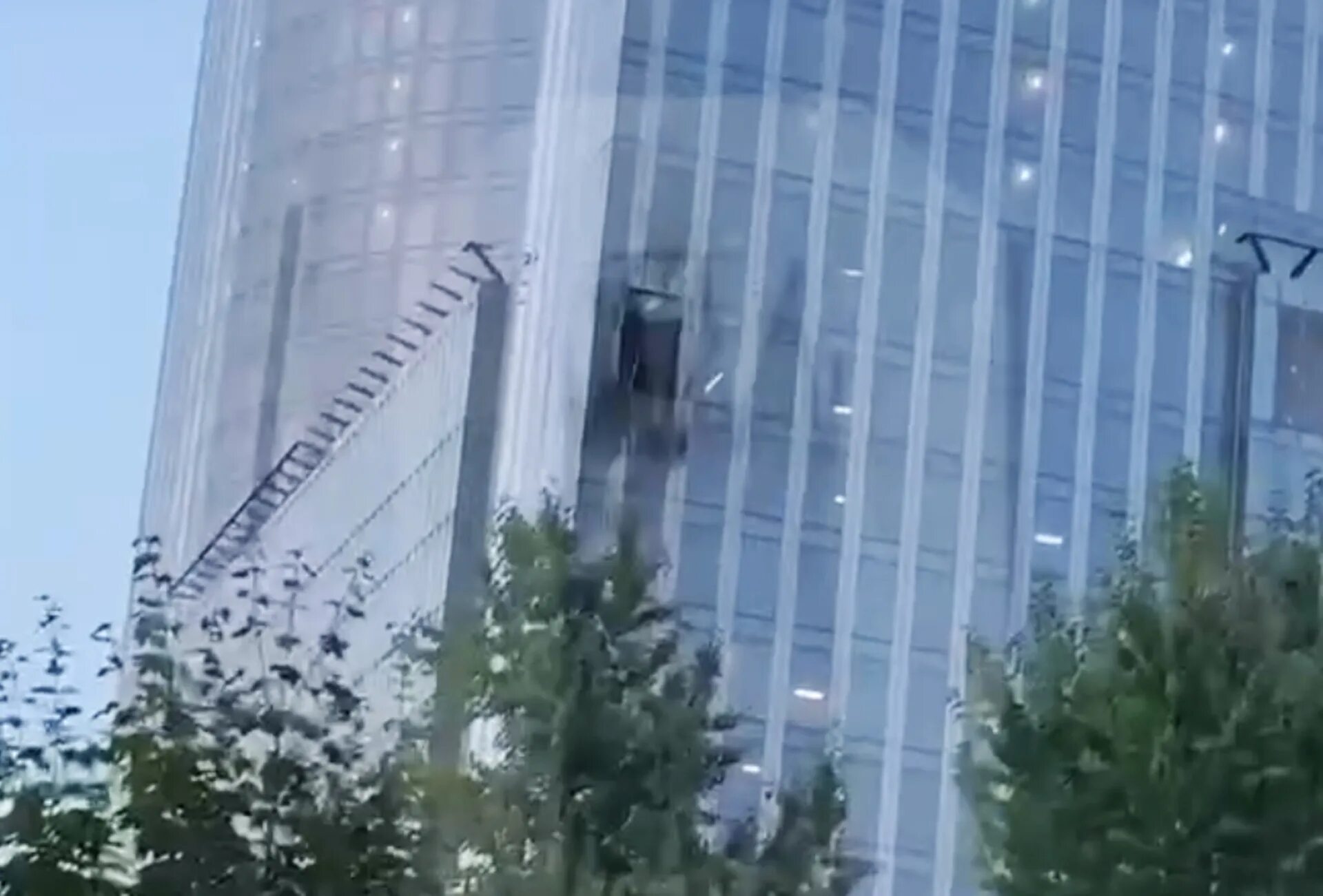 Беспилотник попал в дом в петербурге. Москва сити дроны. москва сити беспилотник. москва сити беспилотники. москва сити взрыв.