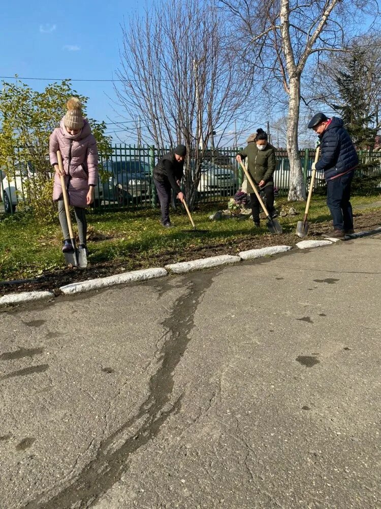 Состоялся субботник в ДОУ. Субботники в ДОУ летом. Субботник в ДОУ С родителями. Бауманка субботник.