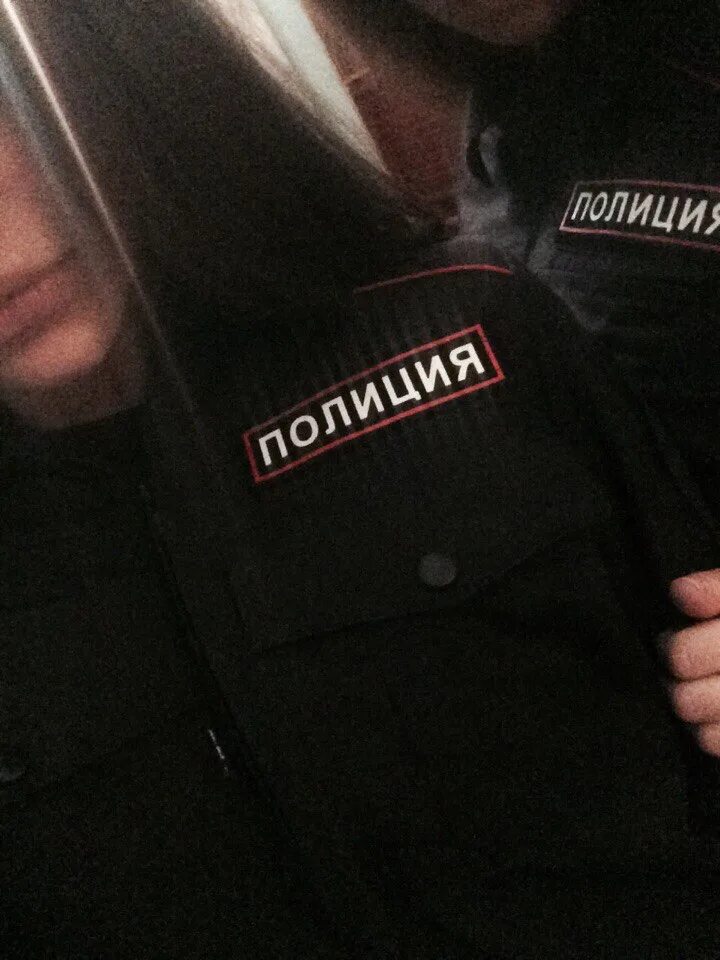 Полицейский и рука девушки. Парни в форме полиции. Полиция эстетика. Девушка полицейский со спины. Парень и девушка в форме пошиции.
