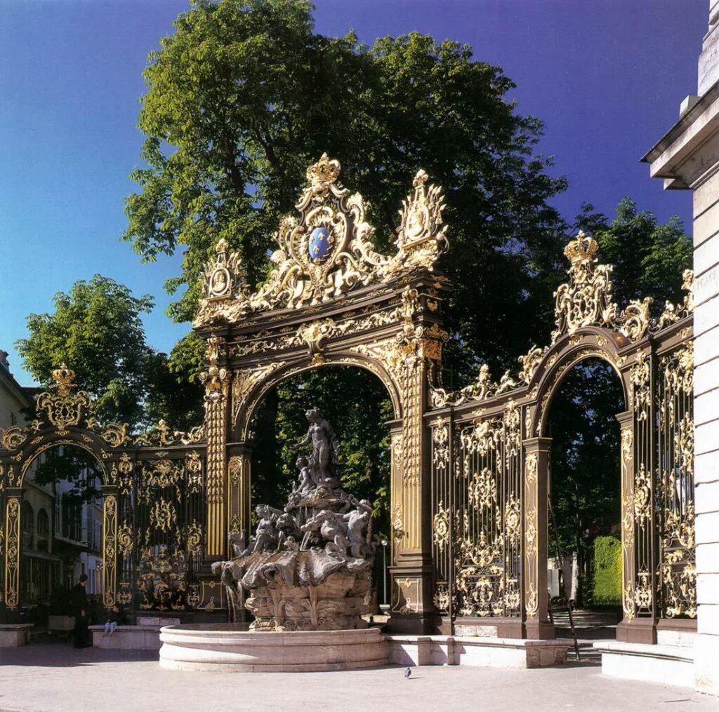 Версаль нанси. Ламур фонтан и решетки на королевской площади.