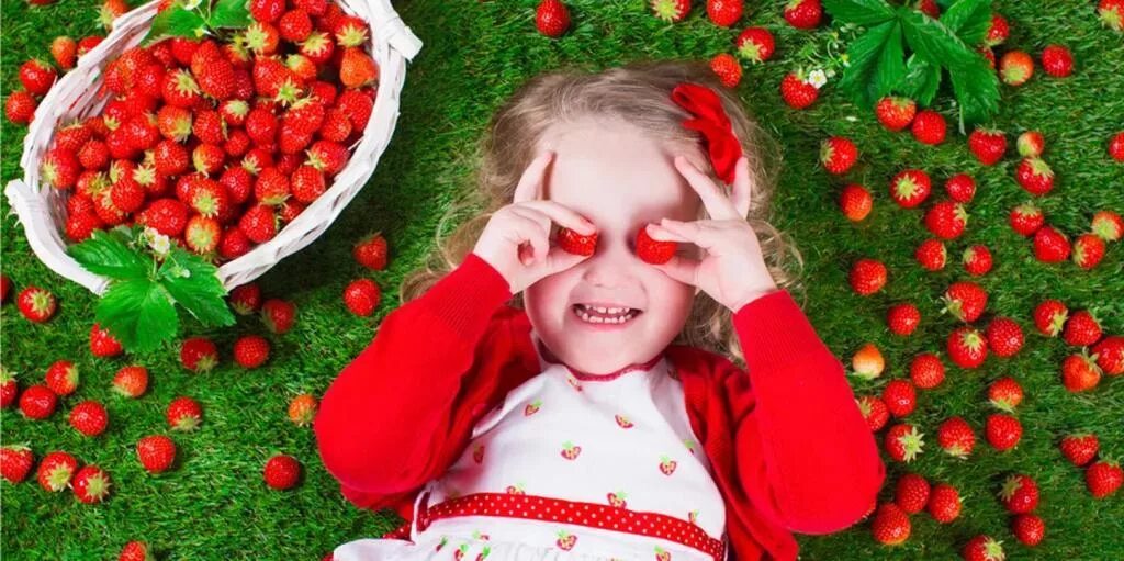 Девочка ест ягоды. Мальчики с ягодами. Ребенок ест черешню. Ребенок ест ягоды. Ребенок ест клубнику.