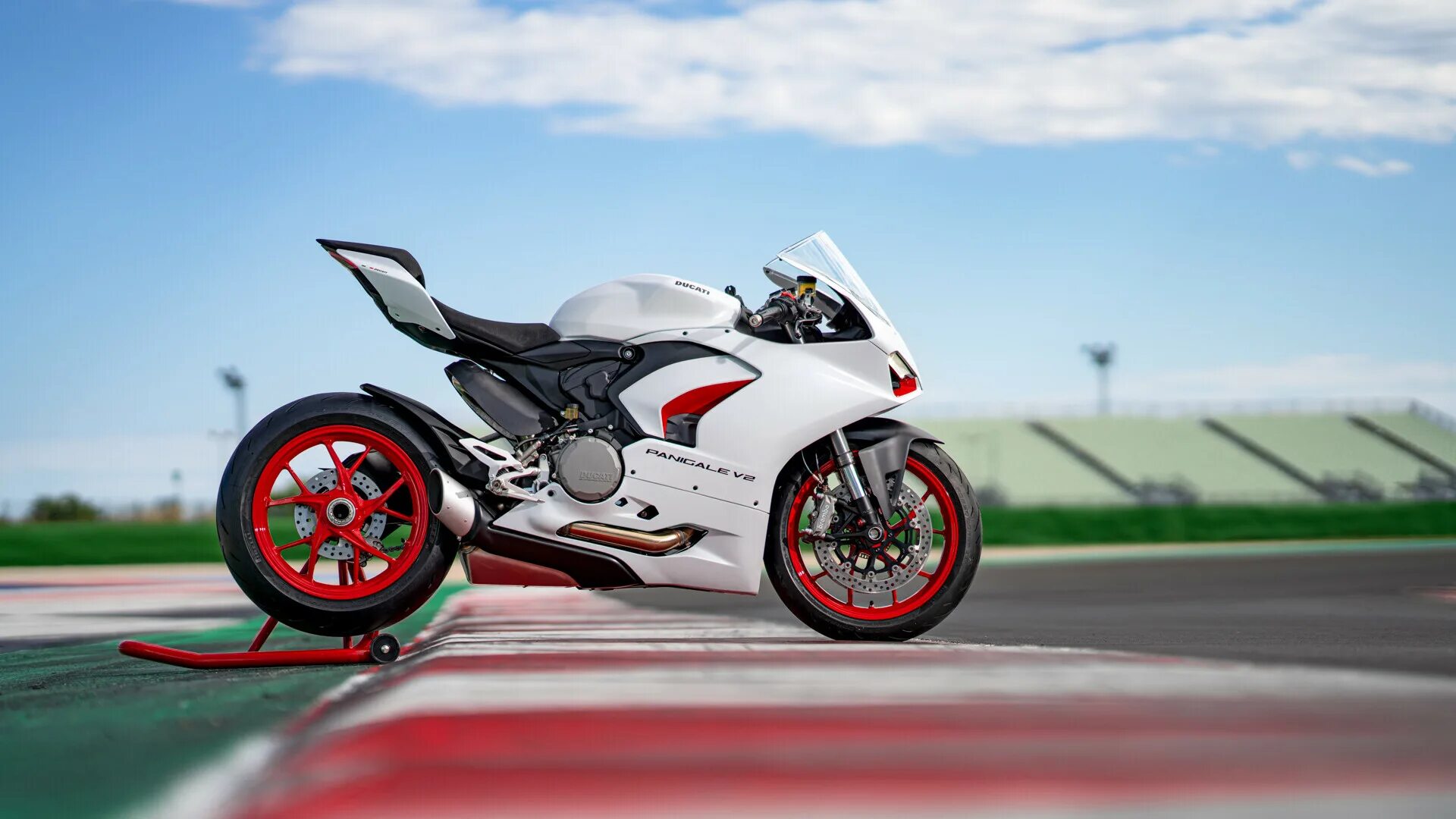 Дукати Панигале. Мотоцикл Дукати Панигале. Panigale v2 2021. Ducati Panigale v2 White Rosso.