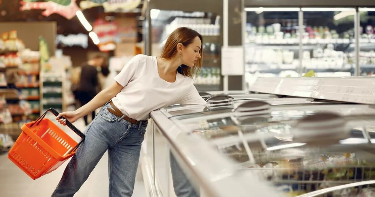 Продуктовая тележка в магазине. Мужчина с тележкой в магазине. Кража в магазине. Магазин спрос. Покупатель в магазине.