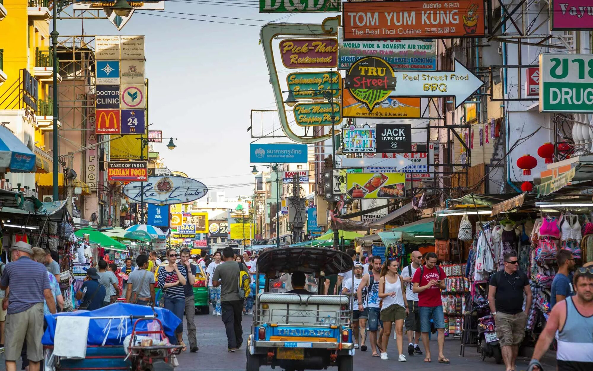 Каосан бангкок. Каосан роуд в Бангкоке. Каосан роуд (Khaosan Road). Улица Каосан (Khao San Road). Бангкок туристическая улица Каосан.