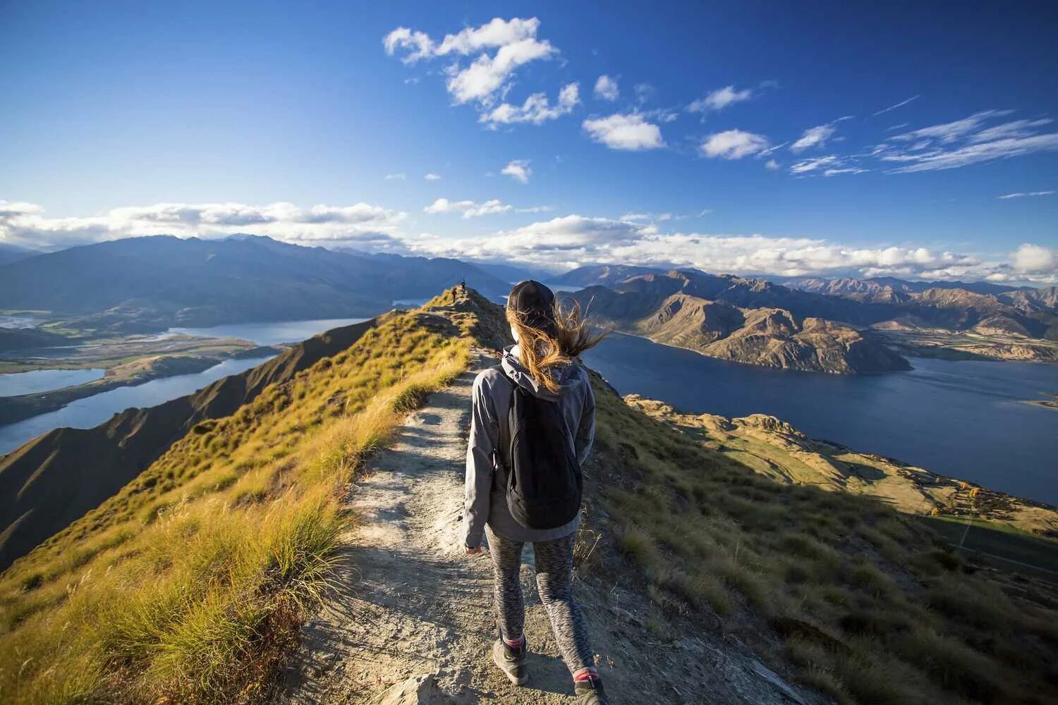 Новая Зеландия горы человек. Новая Зеландия туризм. Новая Зеландия рассвет с людьми. Жизнь в новой Зеландии.