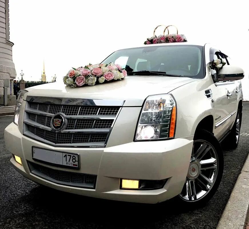 Аренда cadillac. Кадиллак эскалейд спереди. Кадиллак эскалейд свадебный. Cadillac escalade limousine. Кадиллак эскалейд свадебный.