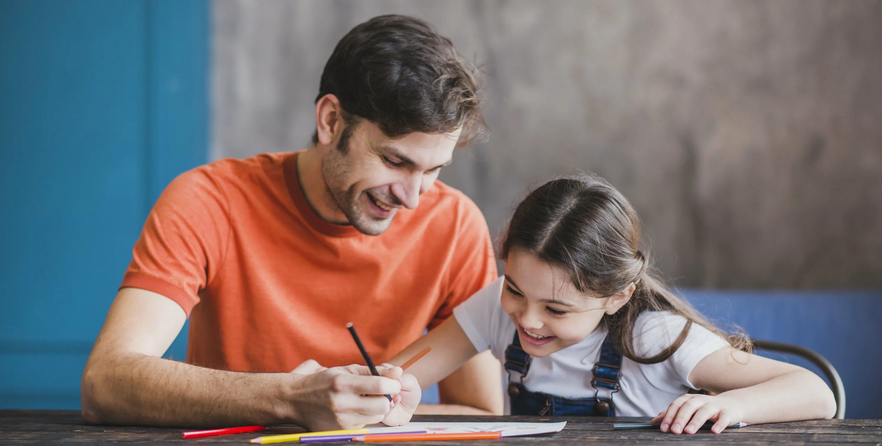 His father a teacher. Папа учит послушанию. Отец и мать учат детей. Родители наставляют ребенка. Фото как папа учил.