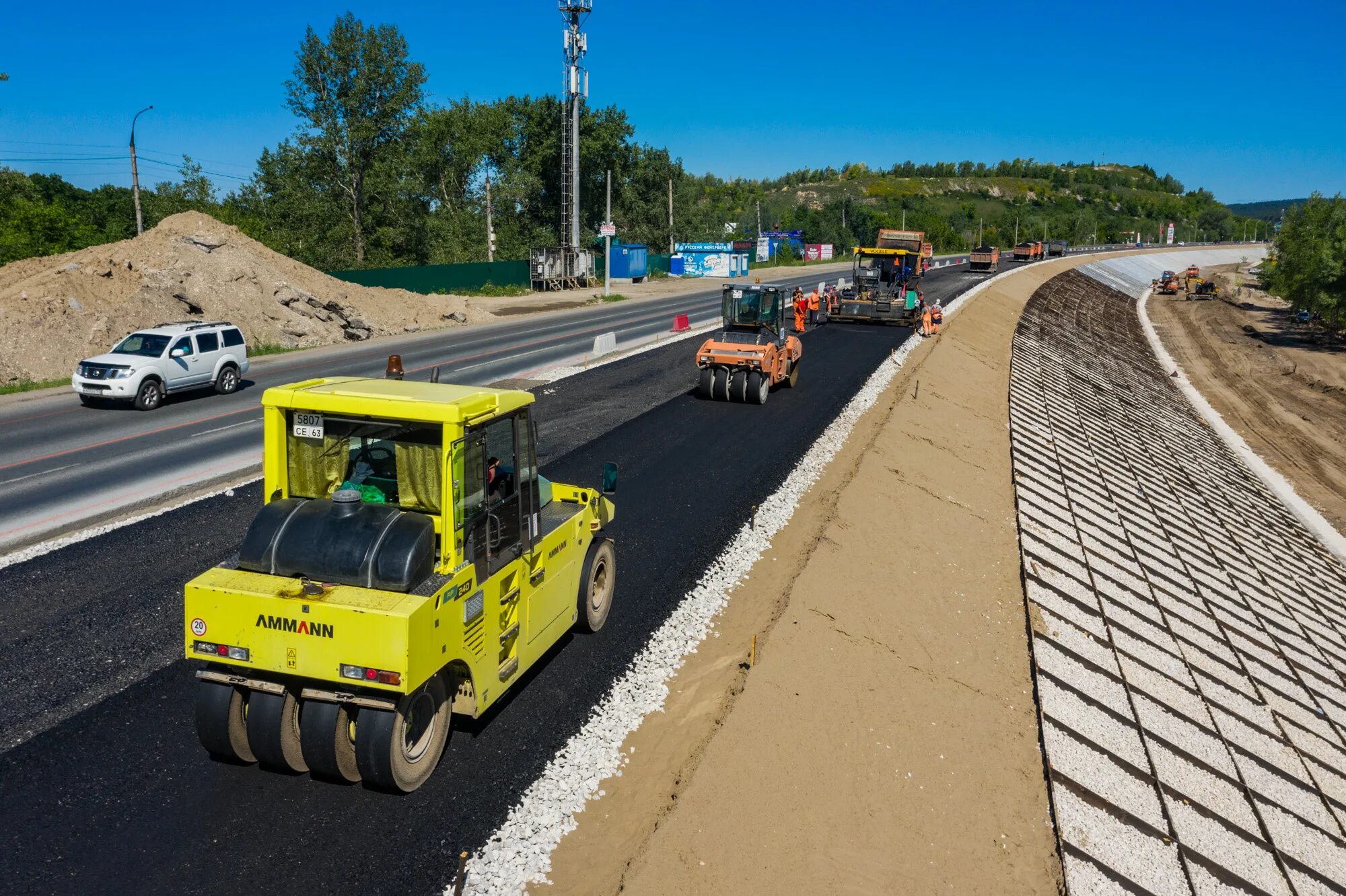 Дорожное строительство автомобильных дорог. Строительство автомобильных дорог. Расширение дороги. Дорожная насыпь. Машина дорожная.