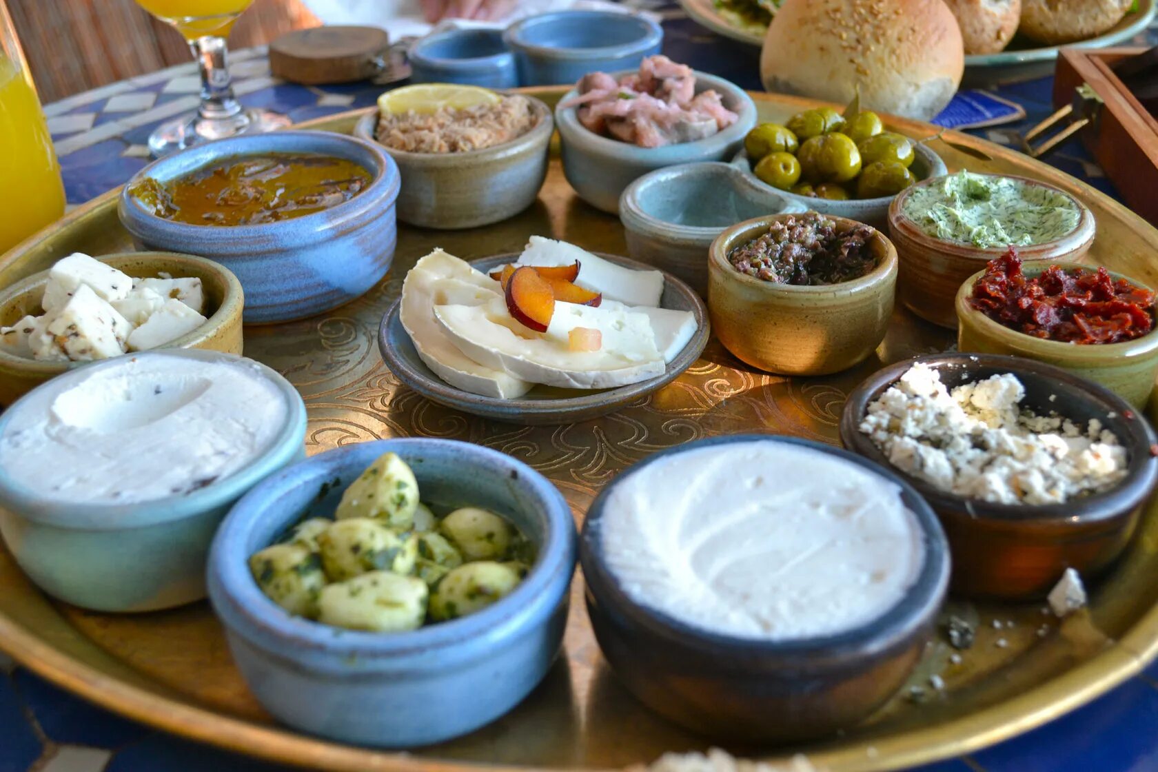 Праздничный седер песах. Седер песах 2021. Еврейская кухня кошерная еда. Кашрут правила питания. Израильская кухня национальные блюда.