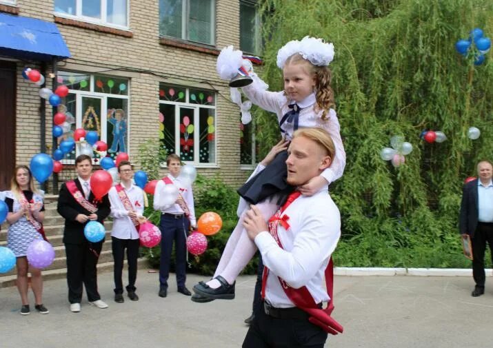 Последний звонок. Последний звонок в садике. Живой коридор на последний звонок. Школа 2109 последний звонок.