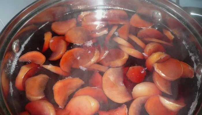 Варить компот из яблок свежих в кастрюле. Компот в кастрюле. Яблочный компот в кастрюле. Яблочный компот из свежих яблок в кастрюле. Яблоки в кастрюле.