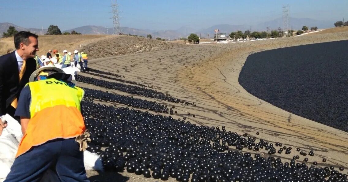 Миллион на шару. Черные шарики в водохранилище Лос-Анджелеса. Лос Анджелес водохранилище с шариками. Водохранилище в Калифорнии с черными шариками. Черные шары в водохранилище.