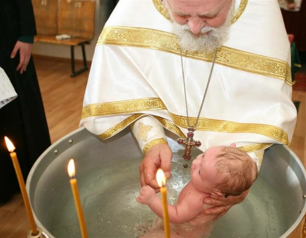 Можно ли отпевать некрещеного человека. Крестины таинство крещения. Таинство Миропомазания. Крещение таинство Православие. Таинство крещения младенца в православной церкви.