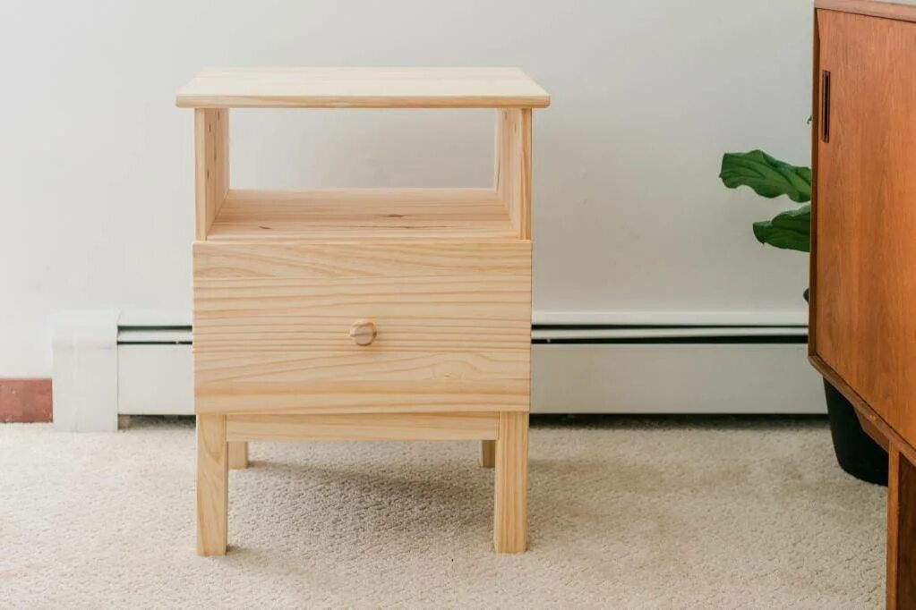 Тумбочка прикроватная деревянная. Тумба прикроватная (bedside table) anne birch lane. Прикроватная тумбочка. Прикроватные тумбочки из ящиков. Тумбочка прикроватная деревянная.