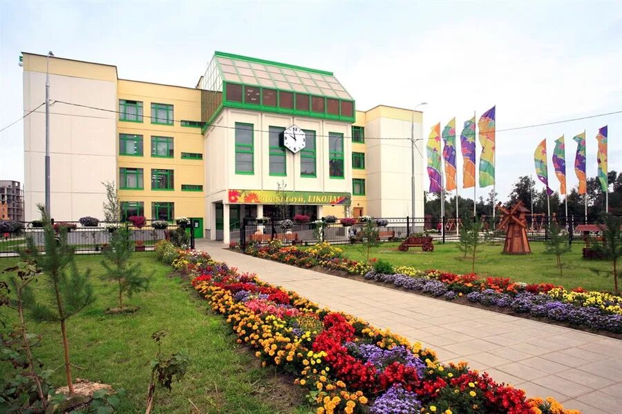 Школы куркино. Школа 1387 в куркино. Московская школа 1298. Юровская 99 куркино школа. Школа куркино.