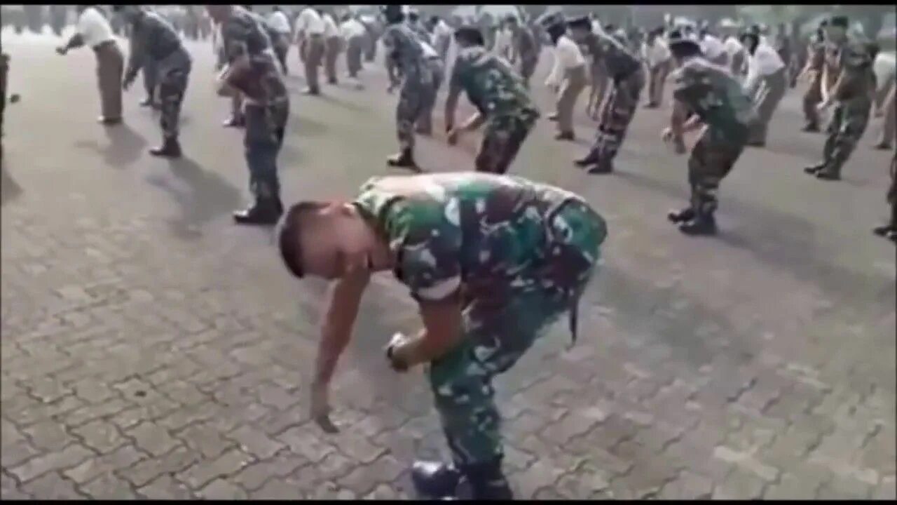 Песня танцующего солдата. Танец солдата. Солдаты танцуют. Танцующий солдат.