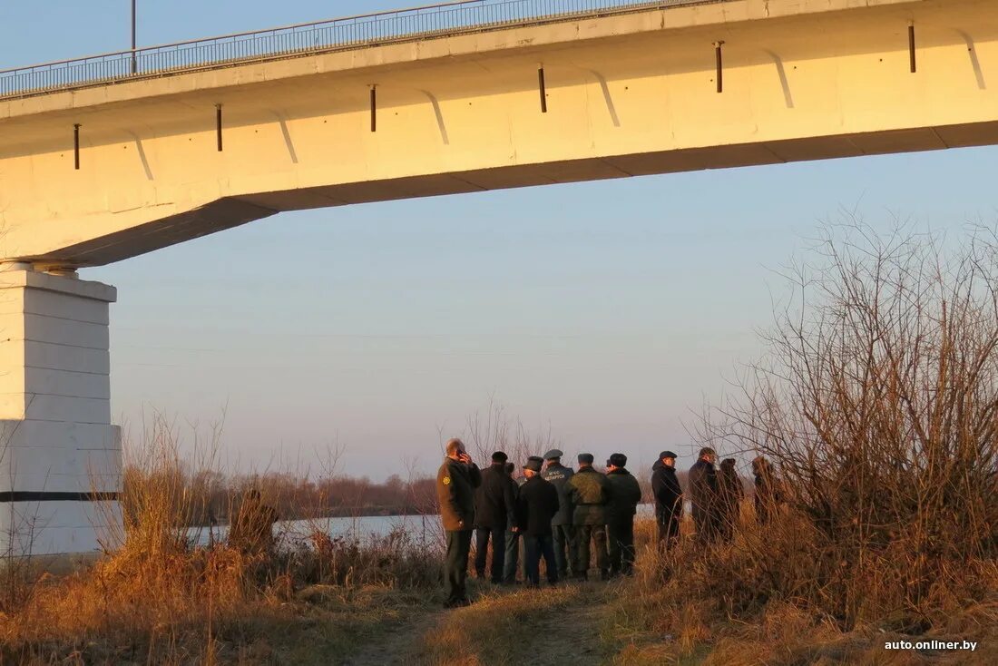 Лопнул мост ДСК. Треснувший мост по дороге на Серпухов. Обход Шарапова охота а-107 мост.
