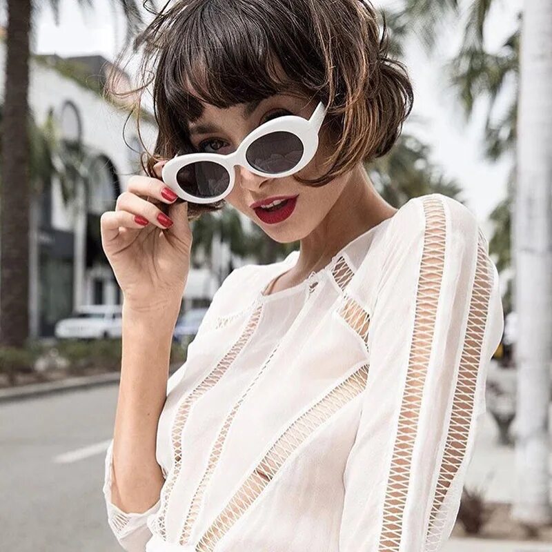 девушка в очках. девушка в белых очках. девушка в солнцезащитных очках. белые солнечные очки. солнцезащитные очки реклама.