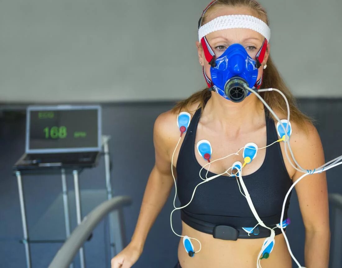 Функциональный дыхательный тест. Кислородная маска для спортсменов. Тестирование спортсменов. Кислородная мака для спортсменов. Девушка в кислородной маске.