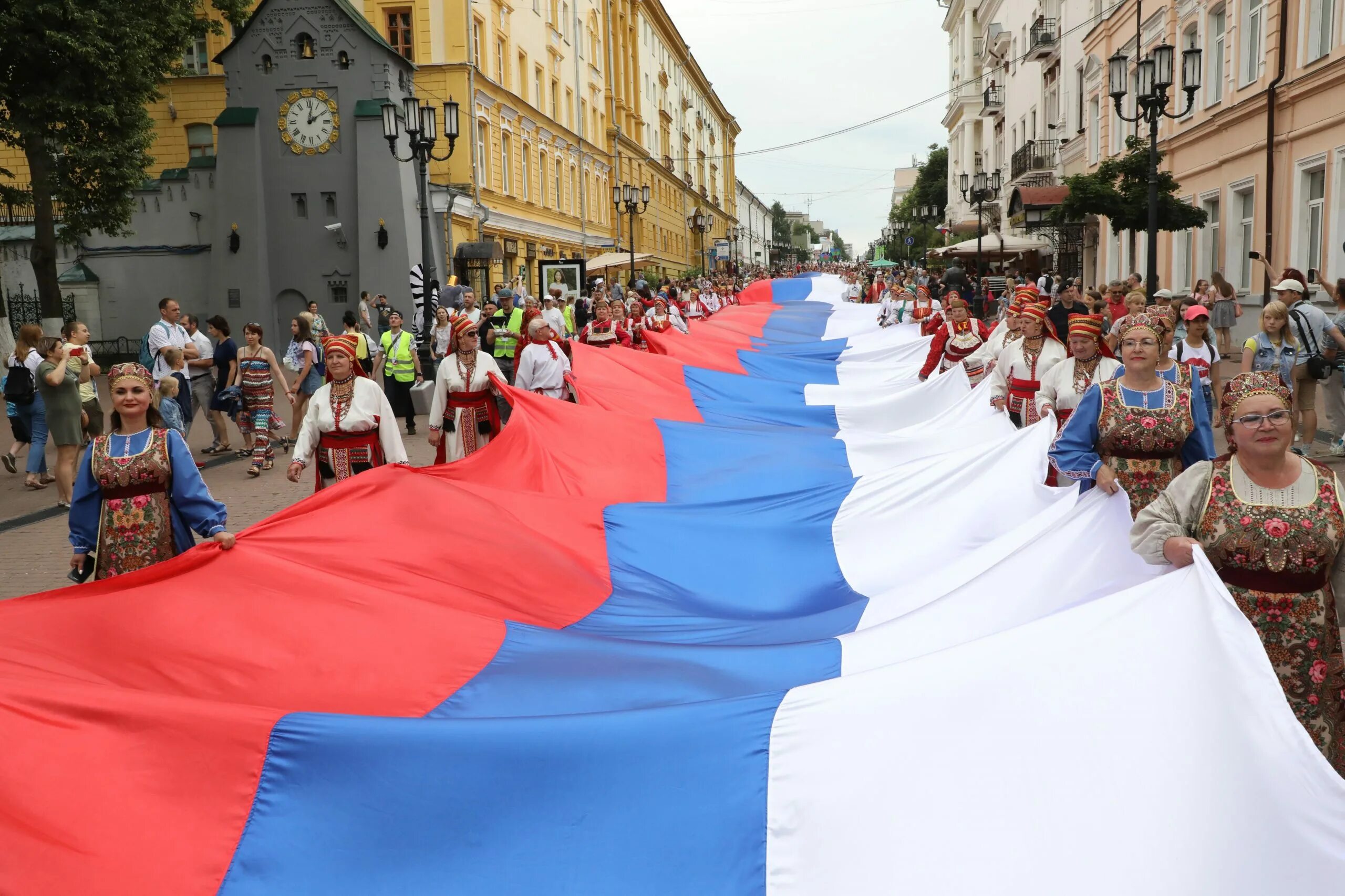 Празднование дня Росси. Шествие с флагами. День России празднование. С днем России. Праздники отмечаемые 12 июня