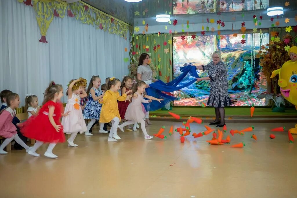 Презентация лесные подарки осени старшая группа. Праздник осени в детском саду младшая группа. Бабушка фрутта киров. Песня заглянул осенний праздник в каждый. Воспитатель на утреннике в детском саду.