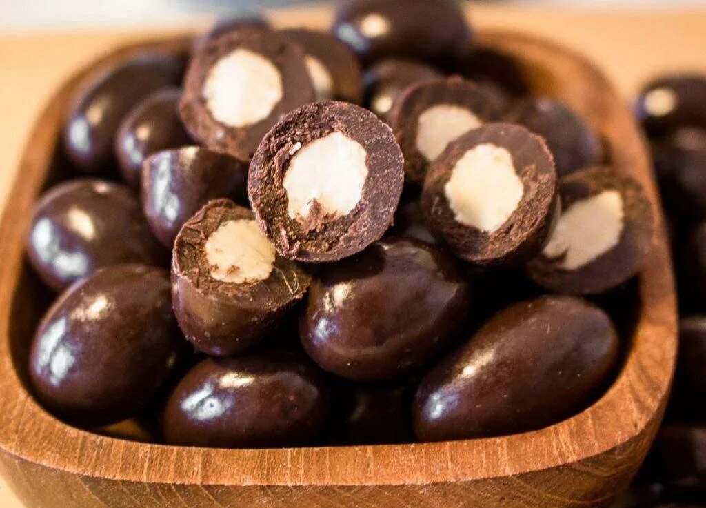День арахиса залитого шоколадом. Шоколад с орехами. Шоколад с фундуком. Грецкий орех в шоколаде. Фундук в темном шоколаде.