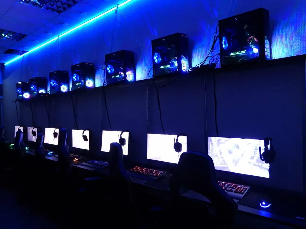 Игровой компьютерный зал. Компьютерный клуб «escape» (эскейп). Кибер арена москва. Компьютерный клуб в санкт петербурге. Игровой интернет кафе.