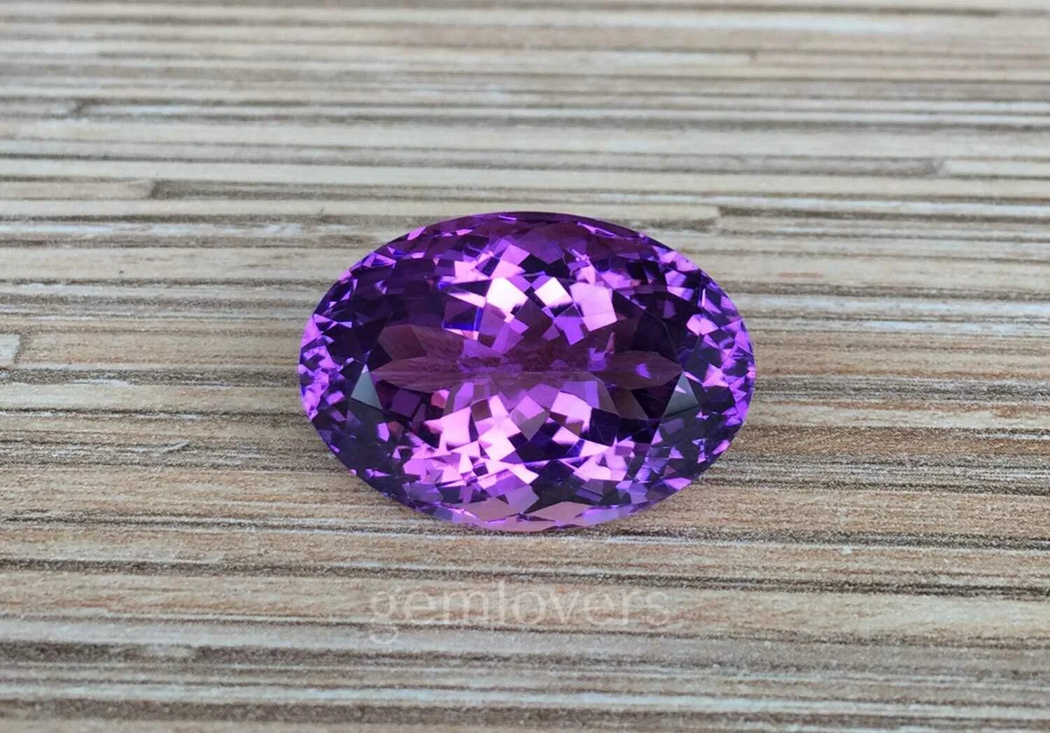 Какой камень фиолетовый. Фиолетовый кварц аметист. Полудрагоценный камень аметист. Сиреневый камень аметист. Светло фиолетовый камень.