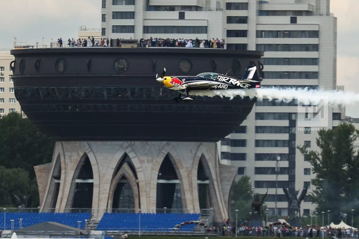 Драйв самолет. Red bull самолеты Казань. Казань гонки на самолетах. Red bull Air Race Казань. Казань самолет соревнования.