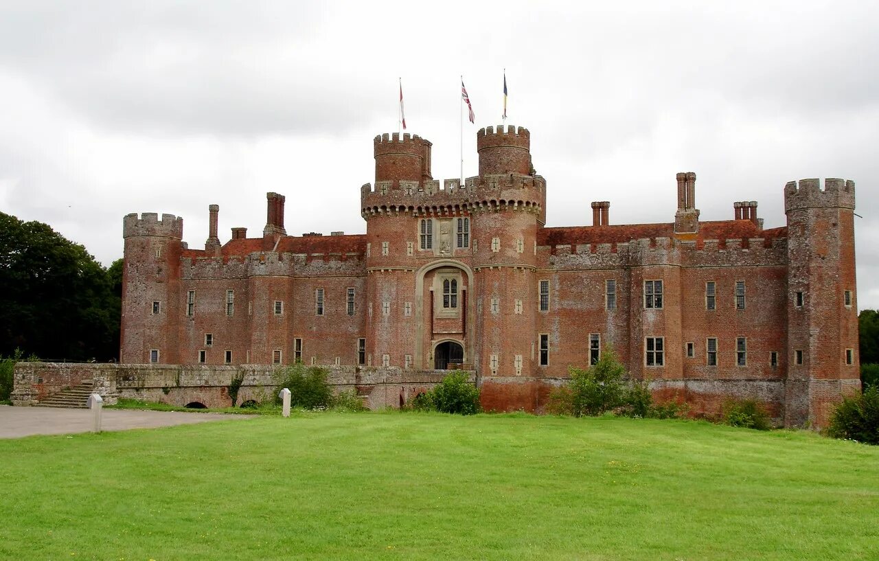 Бывший английский замок. Англия. Замок Herstmonceux-Castle-. Замок Фолган Англия. Замок херстмонсо Англия план. Замок Уоркуэрт Англия.