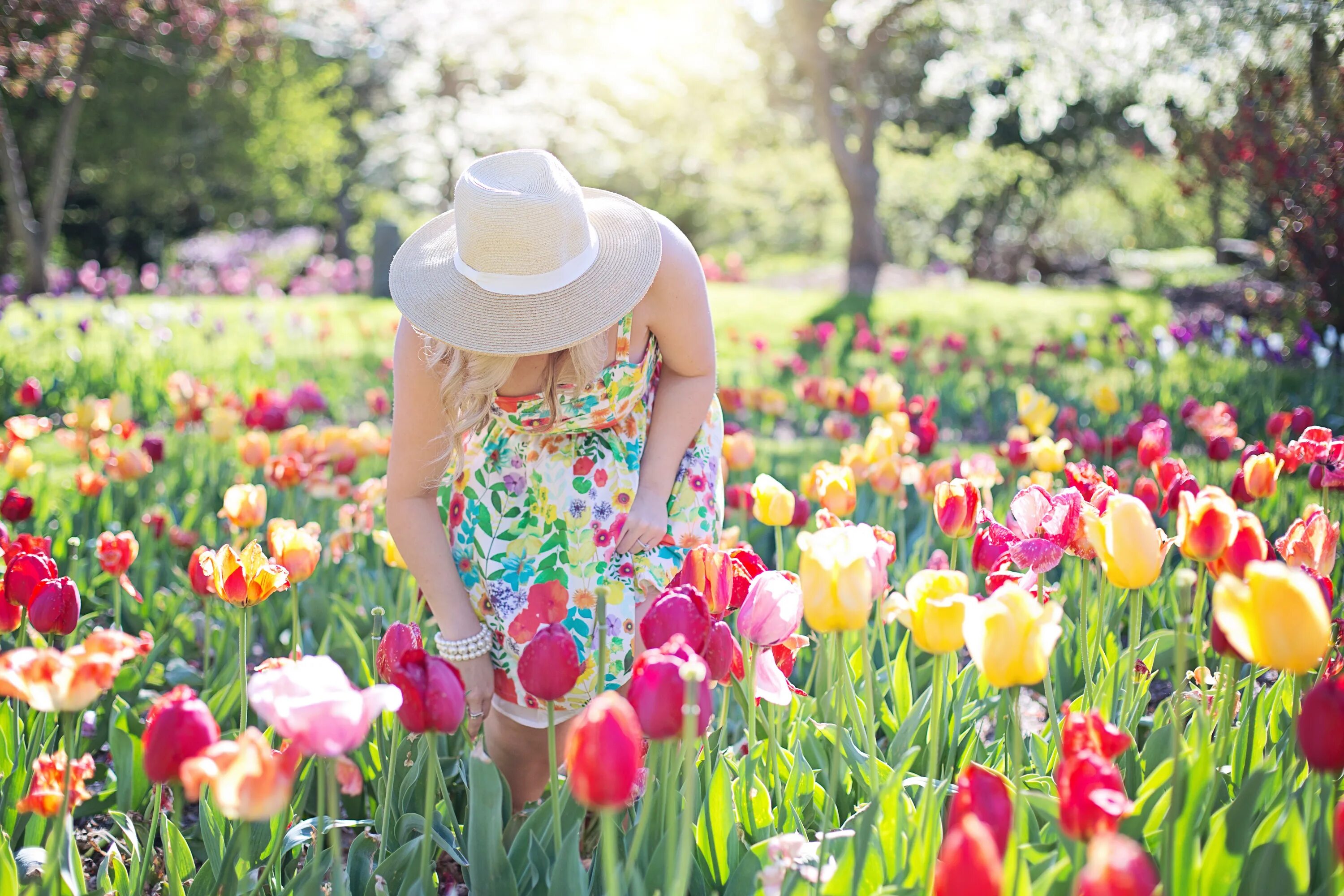 Was the best in spring. Весна тюльпан женщина. Фото Весна тюльпаны. Фотосессия в парке весной с тюльпанами. Женщина Весна с тюльпанами картинки.