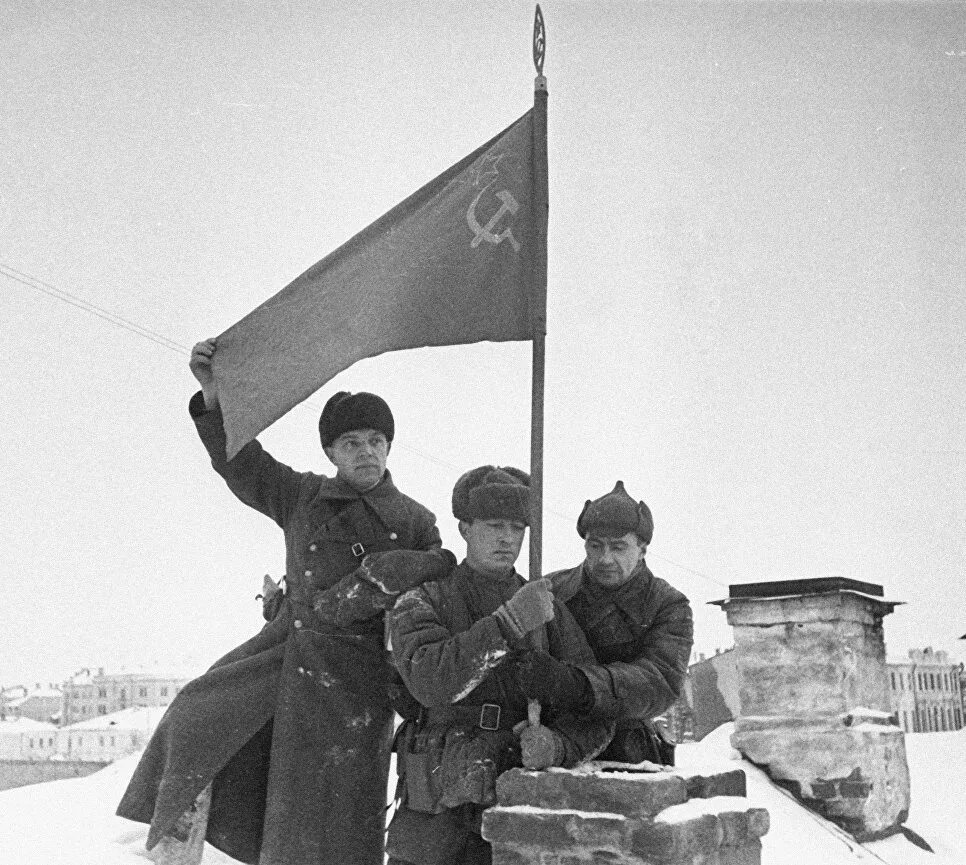 Флаг во время войны. Освобождение города Калинина 1941. Солдаты красной армии ВОВ 1941 1945. Солдаты водружают советское Знамя в городе Калинине.