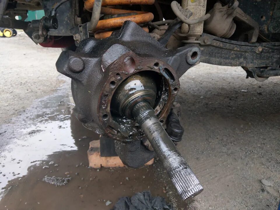 Снимаем цапфу. Болт цапфы ауди а6 с4. Ступица уаз 31519 передняя. Ремонтная цапфа заднего моста уаз патриот. Снимаем цапфу.