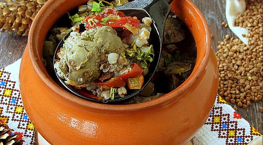 печень в горшочках. гречка с мясом в горшочке. гречка в горшочке в духовке с мясом. печень с гречкой в горшочке. печень тушеная в горшочке.