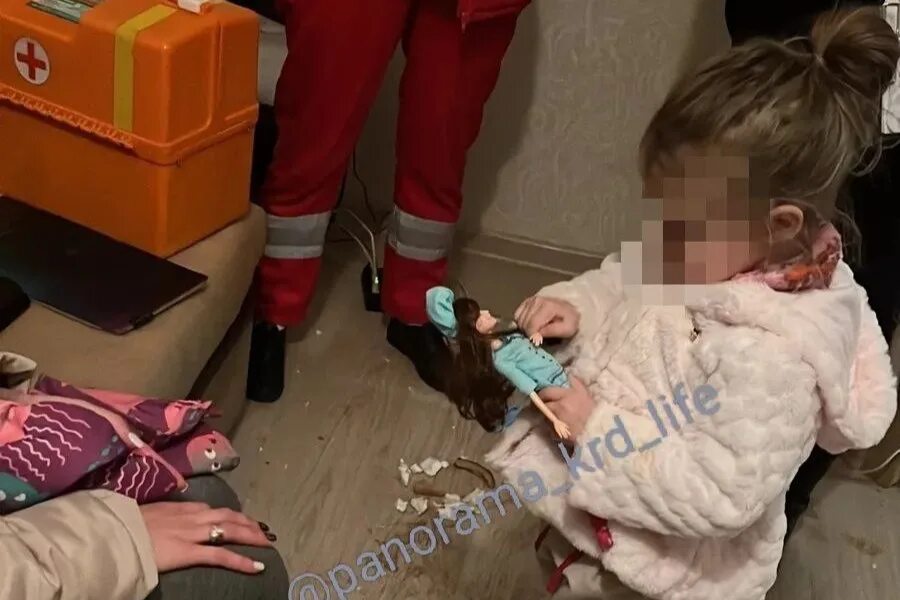 в екатеринбурге отец выбросил дочь. в екатеринбурге отец выбросил дочь. штребух жена и дочь. мать скинула ребенка с 6 этажа в самаре. мама скину девочек в самаре.