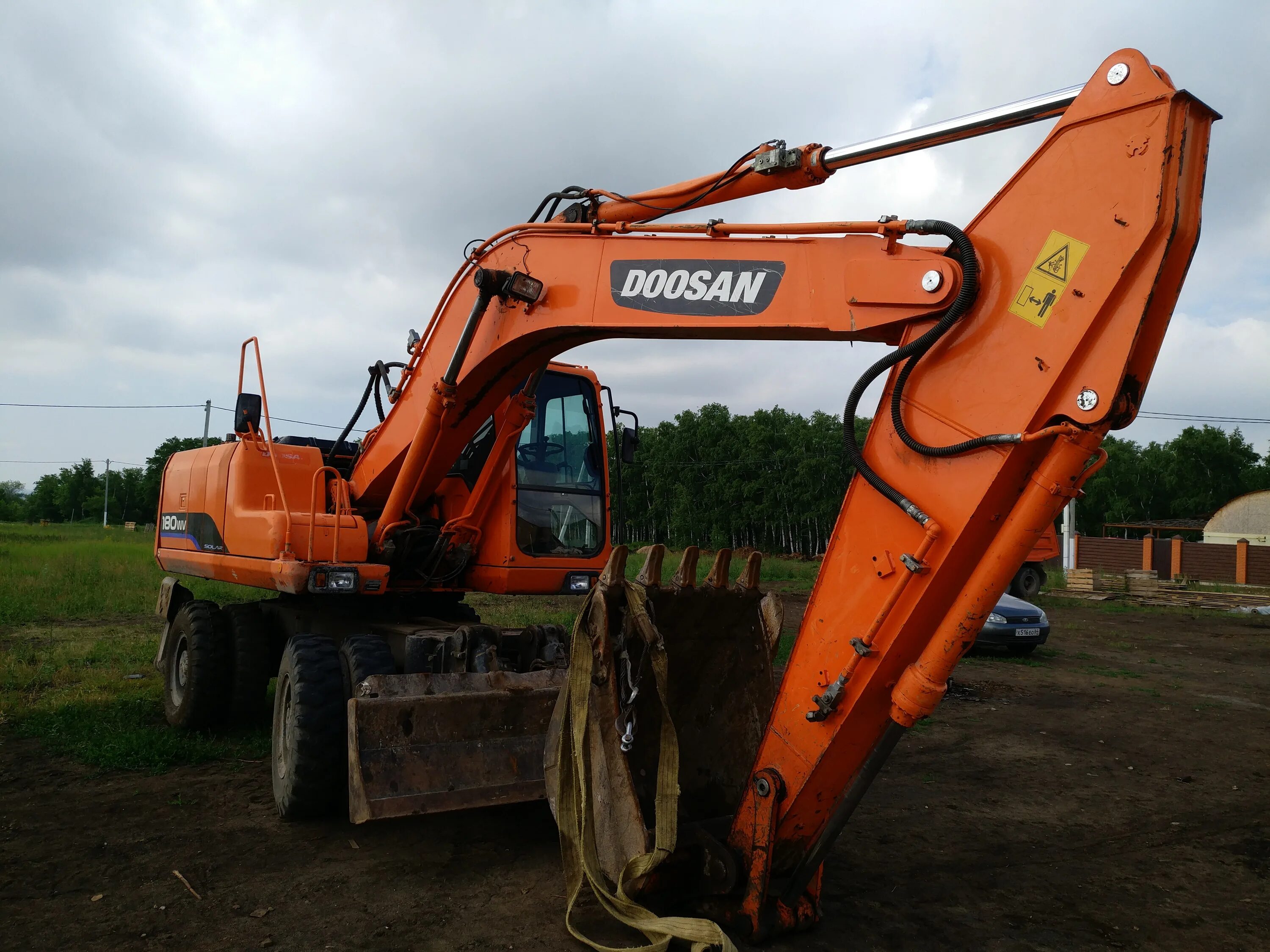 Экскаватор Doosan 180. Гидромолот Дусан 180. Доосан 180 колесный. Doosan экскаватор 180 WV. Полноповоротный экскаватор бу