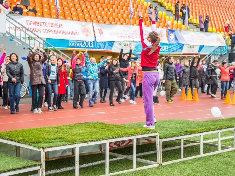 Соревнования в парке. Праздник в парке Горького. Спортсмены в парке Горького. Парк Горького спорт. Награждение спортсменов в парке на сцене.