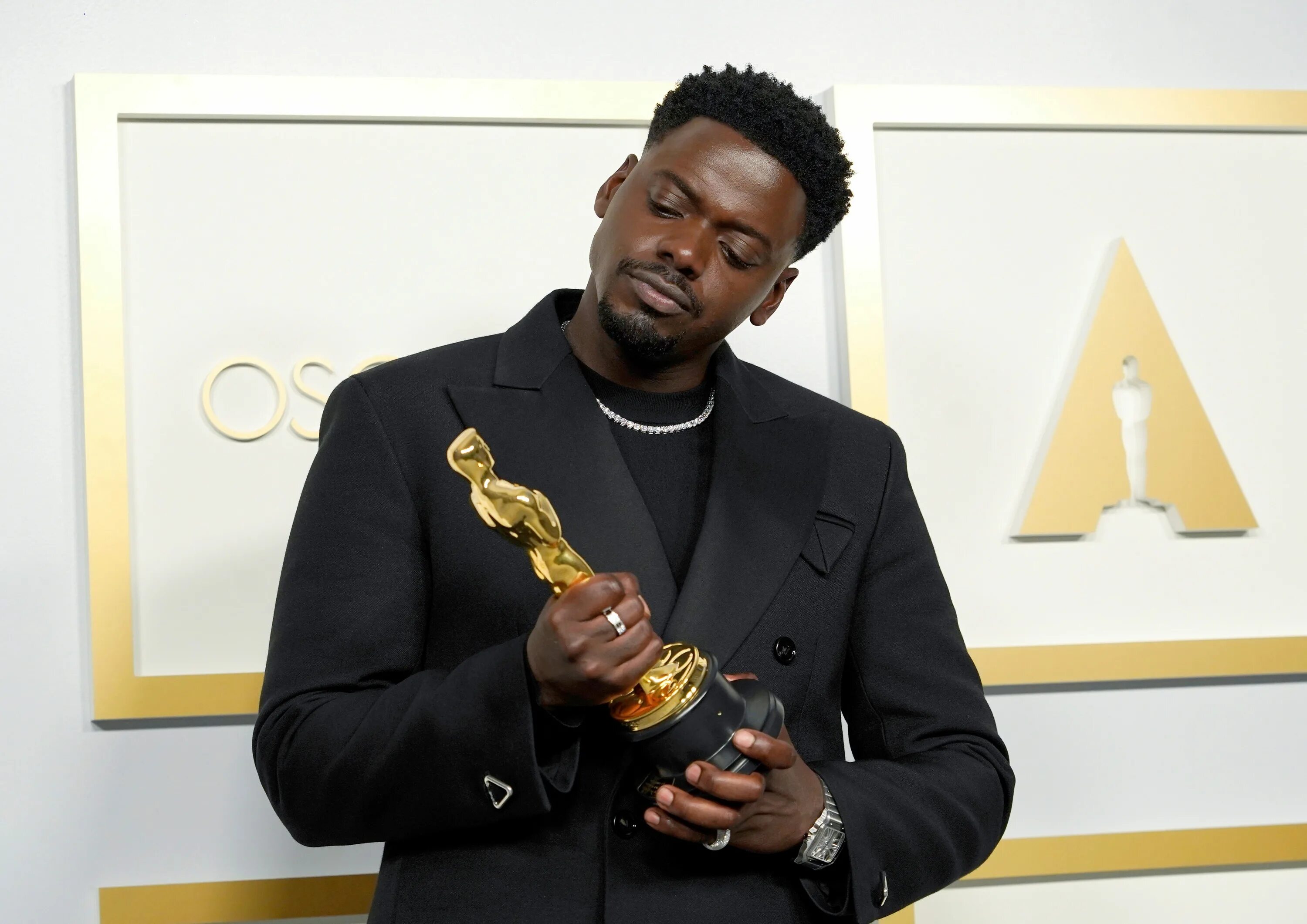 Оскар лучшая роль второго плана. Дэниел калуя. дэниел калуя оскар. daniel kaluuya oscar 2025. дэниел калуя актер 2025.