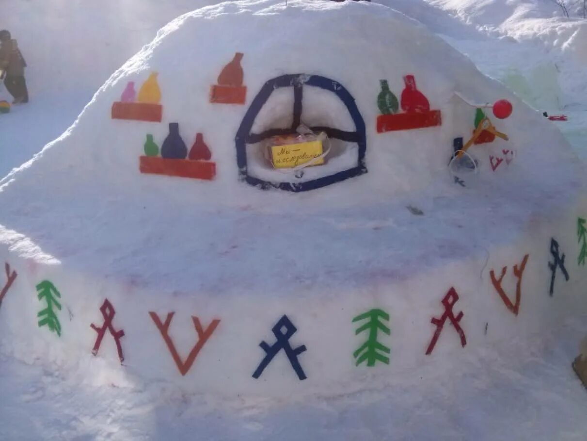 Зимние участки тема. Постройки из снега Коми. Снежные постройки по Коми сказкам. Зимние постройки в детском саду на тему севера. Чум из снега в детском саду.