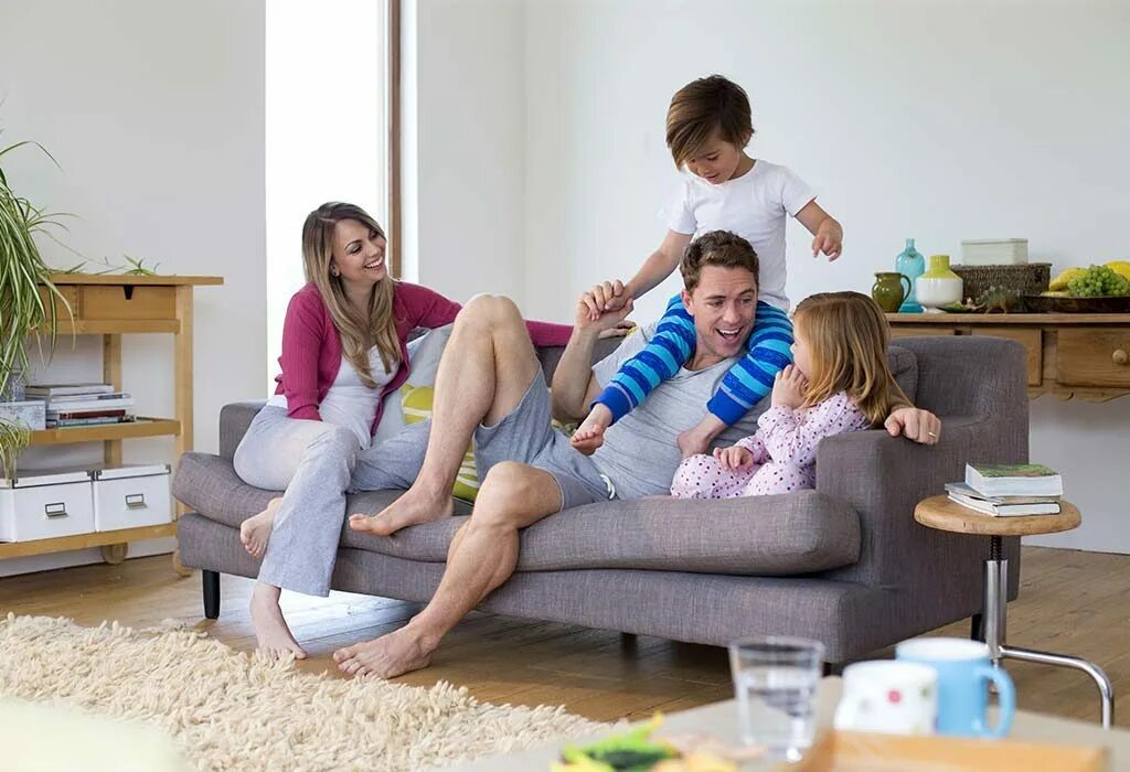 Семья в гостиной. Семья, дом. Счастливая семья на диване. Семья дома на диване.
