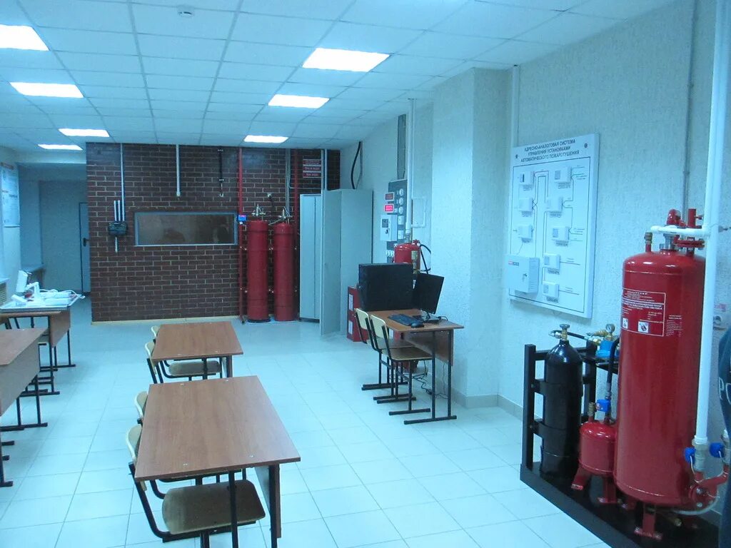 лаборатория камера менов. кухня в стиле космического корабля. трубы в лаборатории. термальная помещение в лаборатории. робот завод арт sci fi.