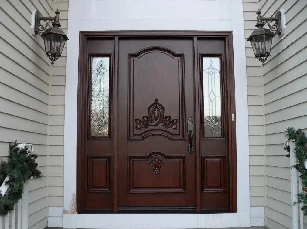 Металлические двери в дмитрове. Входная дверь. Двери наружные деревянные. Дверь входная деревянная. Наружные двери для частного дома.