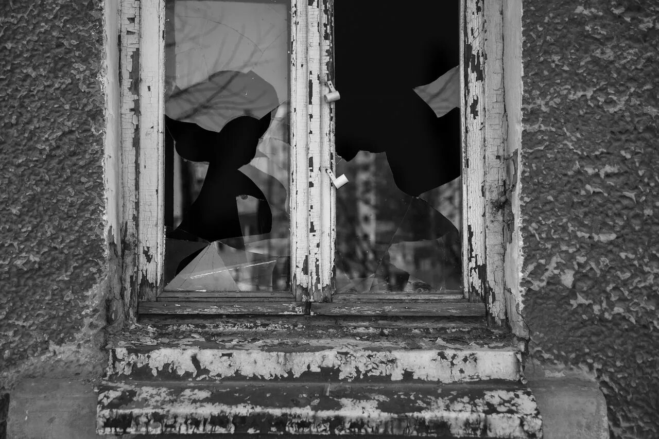 Дом с разбитыми окнами