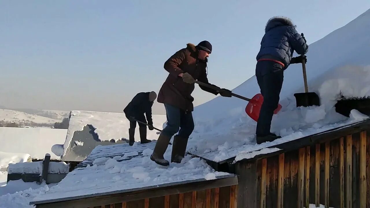 Снег с крыши на дорогу. Чистка снега с крыши. Приспособление для очистки снега с крыши. Приспособа для чистки снега с крыши. Уборка снега с крыш в деревне.